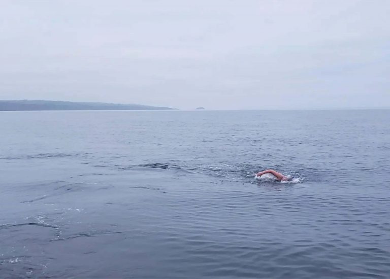 picture of Sarah Thomas swimming open waters